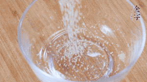 制作醬汁：1湯匙蠔油、1湯匙涼開水、2湯匙生抽、1/2湯匙白砂糖、少許辣椒圈。