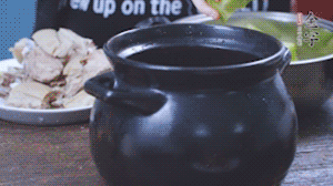 另起砂鍋，依次放入蘿卜、羊肉、火腿蹄片，加料酒、清水沒過食材。