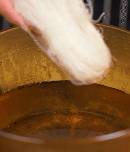 咸肉剁成咸肉糜，加入蔥姜末、香油攪拌均勻。