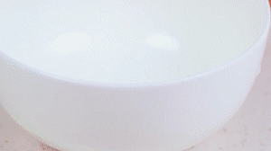 香腸切片，南瓜洗凈去皮切小塊，洋蔥切絲，米淘洗干凈備用。