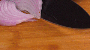 鍋中少許油，熱油倒入香腸煸炒出油，倒入南瓜塊、洋蔥翻炒片刻。