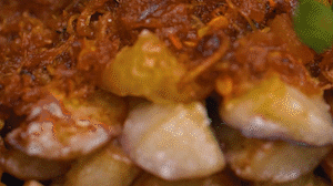 把茄子一條一條的擺好放在盤子上，上鍋蒸制3到4分鐘，出鍋后撒上蔥花。