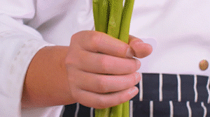 蘆筍刨去老筋，斜切小段。