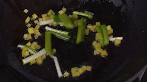 鍋中熱油，依次下姜粒、蔥段、蘆筍炒香。