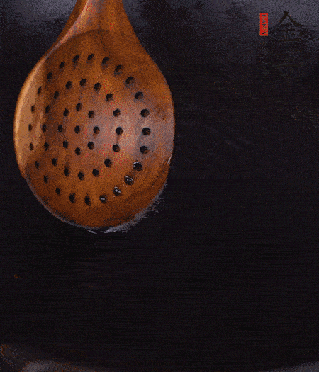 鍋中多倒些花生油，油溫達80度時，下芋頭丁炸 40 秒，直到表皮金黃，撈出待用。