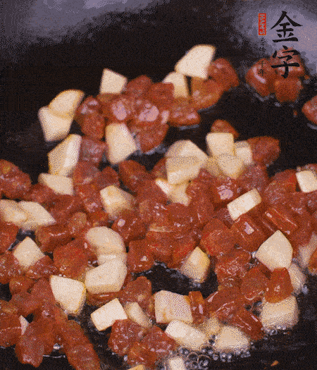 鍋中熱油，下香腸丁、茭白丁大火炒出香味。倒入米飯拍散，炒2～3分鐘。