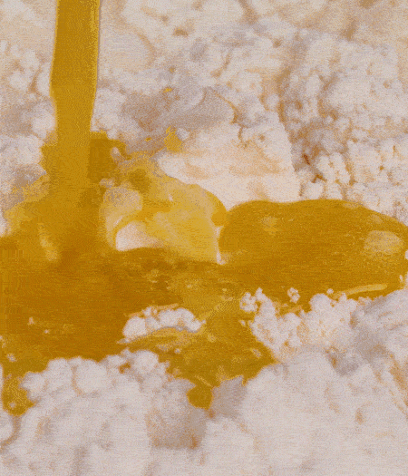 加融化的30g黃油（要不熱再倒）、黃椒、紅椒、白洋蔥、土豆、大蔥、香腸繼續(xù)攪拌均勻。