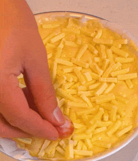 撒上馬蘇里拉芝士，用香腸片裝飾表面，180攝氏度烤箱烤20-25分鐘。