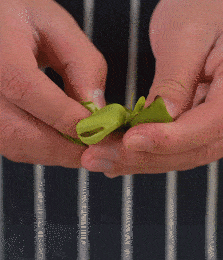 選用鮮嫩蠶豆，剝?nèi)ネ鈿ち粝露姑紫磧?，掰開成兩瓣。