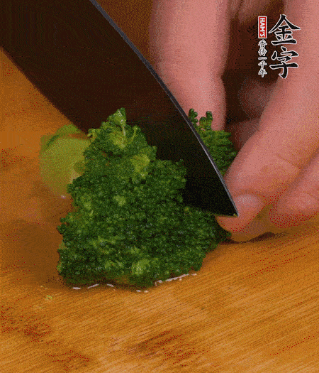 西蘭花用淡鹽水浸泡十幾分鐘后過開水焯燙熟后撈出。