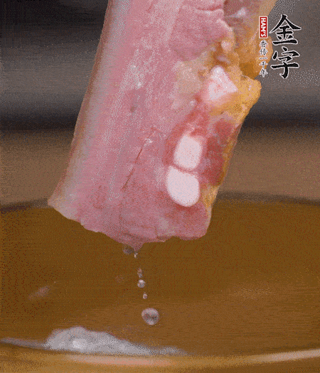 煮過的西蘭花切碎。煮熟的淡咸肉切丁。