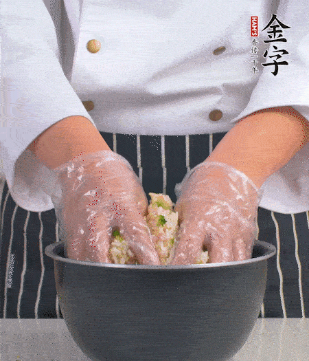 米飯中放西蘭花碎、咸肉丁，加少許黑胡椒、十來滴橄欖油拌勻。