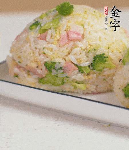 拌好的飯攥成飯團。