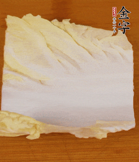 一片白菜一片淡火腿交替疊起，疊個(gè)兩三層放進(jìn)鍋內(nèi)，直到塞滿鍋。