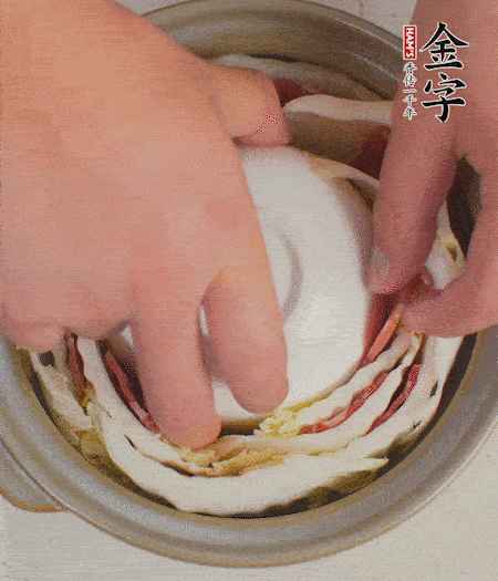 寬度剛好是鍋的高度?？垡粋€(gè)小碗更有助于幫助造型。