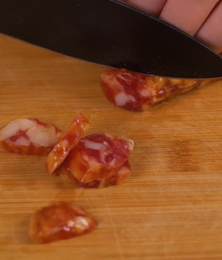 香腸切薄片。