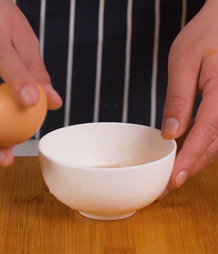 起鍋熱油，蛋液煎成雞蛋碎。金字淡咸肉切成絲。