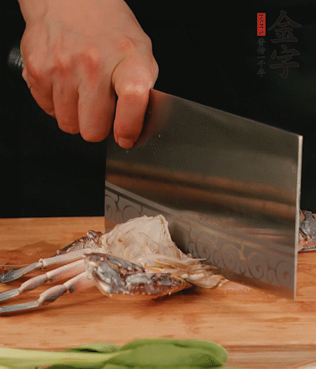 蟹殼拆開，去掉蟹肺、蟹心、蟹腮，切成4小塊。