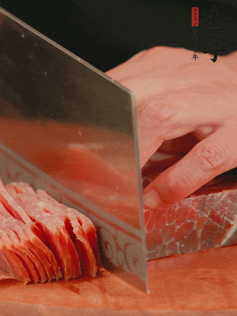 新鮮雞腿用刀在表面劃幾刀。金字火腿切薄片備用。