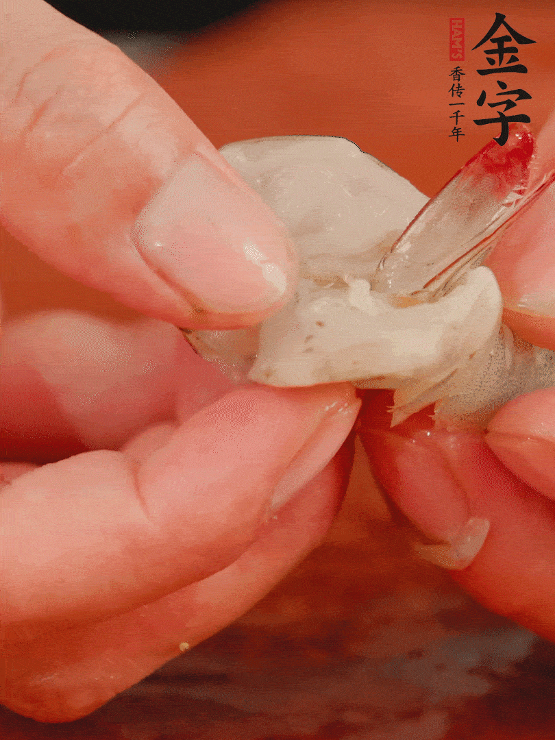 鮮蝦去掉蝦線，翻轉(zhuǎn)蝦尾做個(gè)好看的照型。