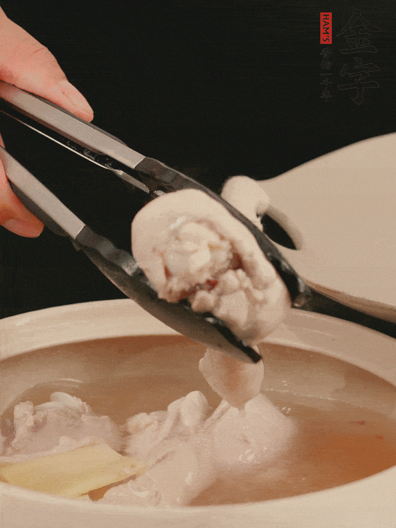 雞腿放入砂鍋，加姜片、料酒、清水，中火燉煮20分鐘撈出。