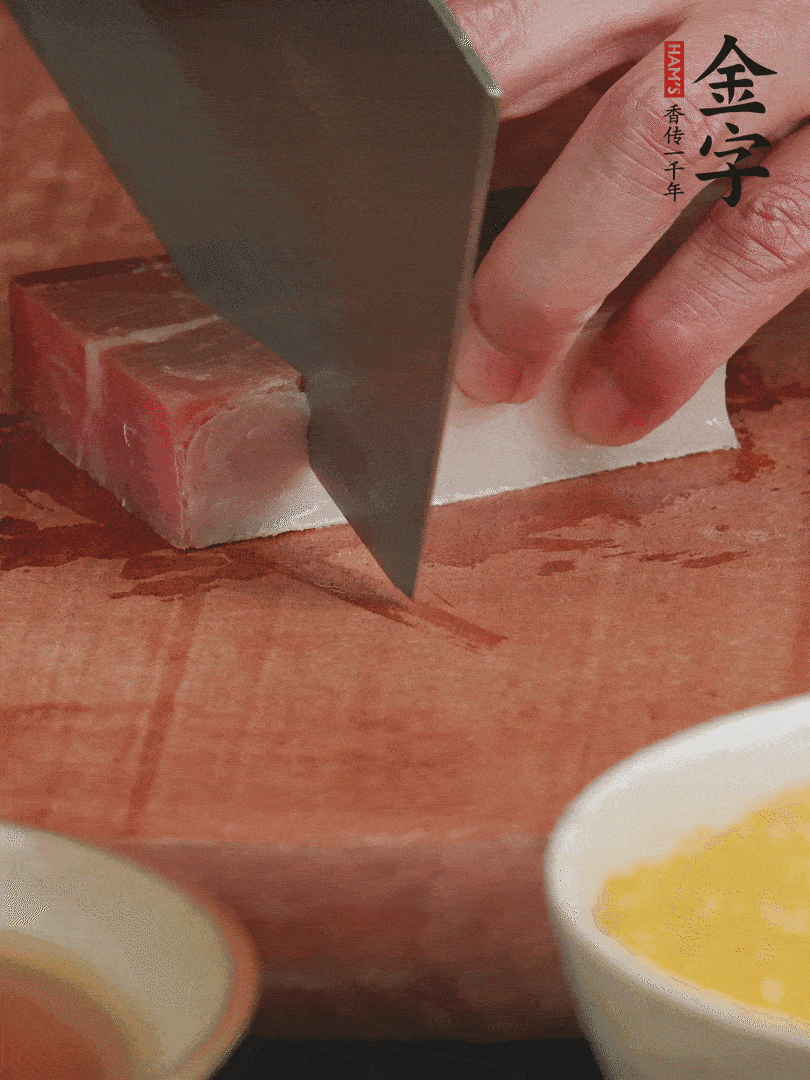 金字火腿去皮，切成大塊。