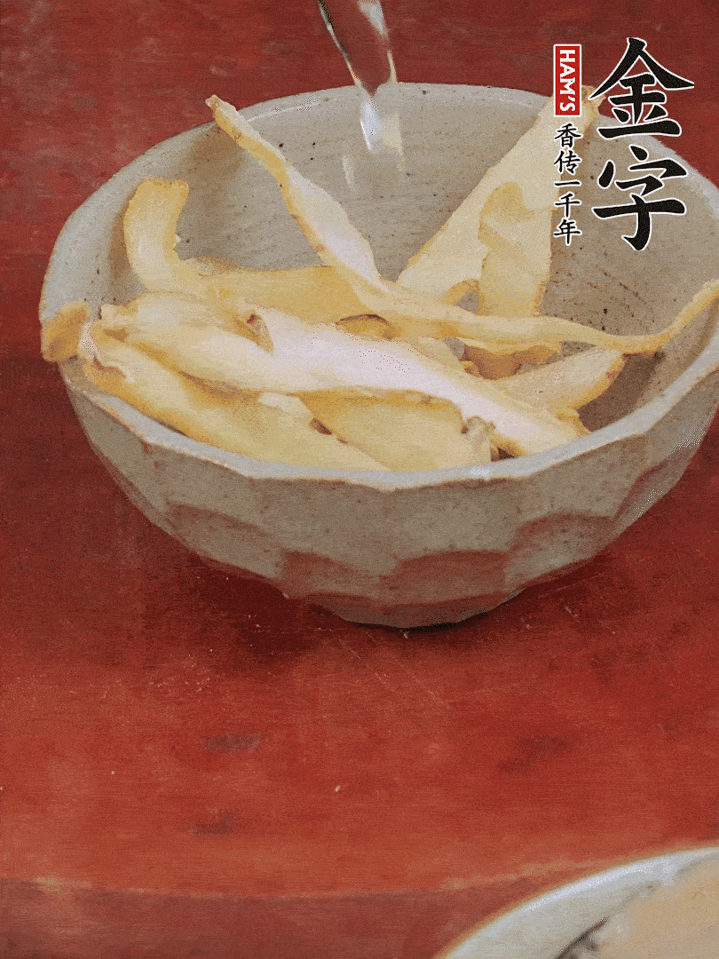 玉竹、花菇分別清水泡發(fā)。