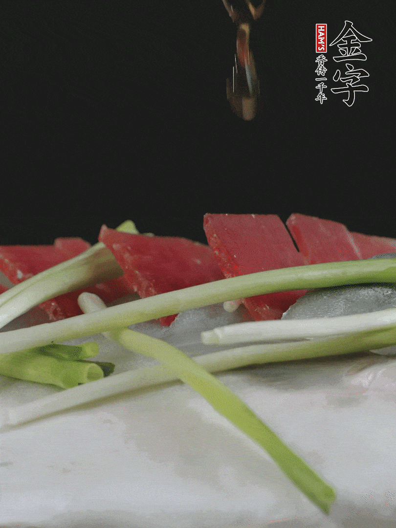 蔥白置于魚(yú)身，放適量豌豆，淋上花雕酒。