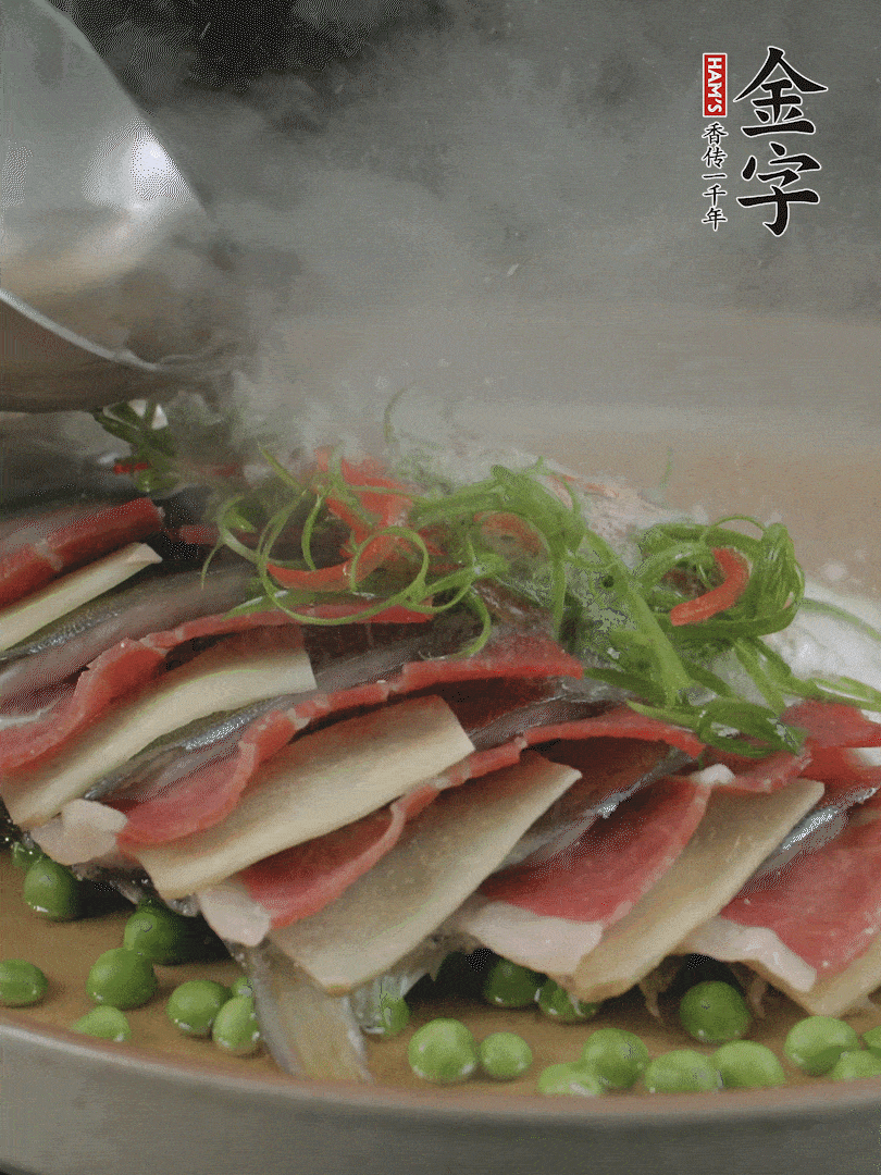 表面放上蔥絲、紅椒絲，淋上熱油。