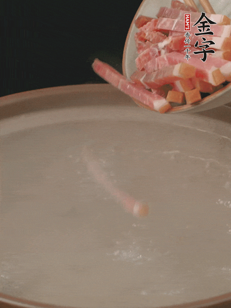 金字火腿切絲，熱水下鍋，放火腿燉煮15分鐘。