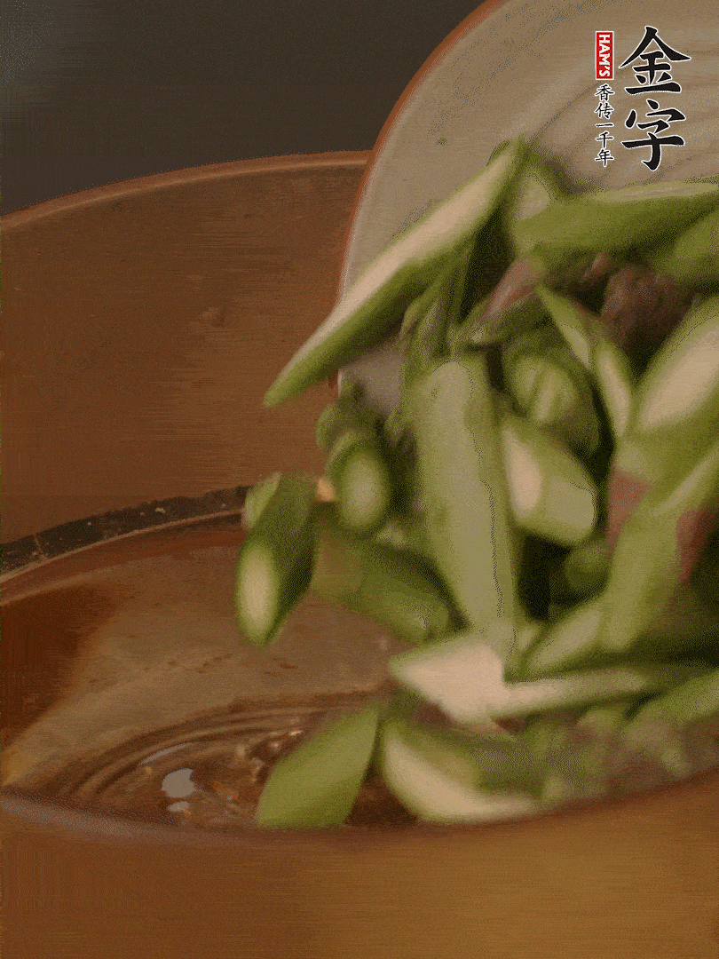 蘆筍、白玉菇焯水30秒備用。