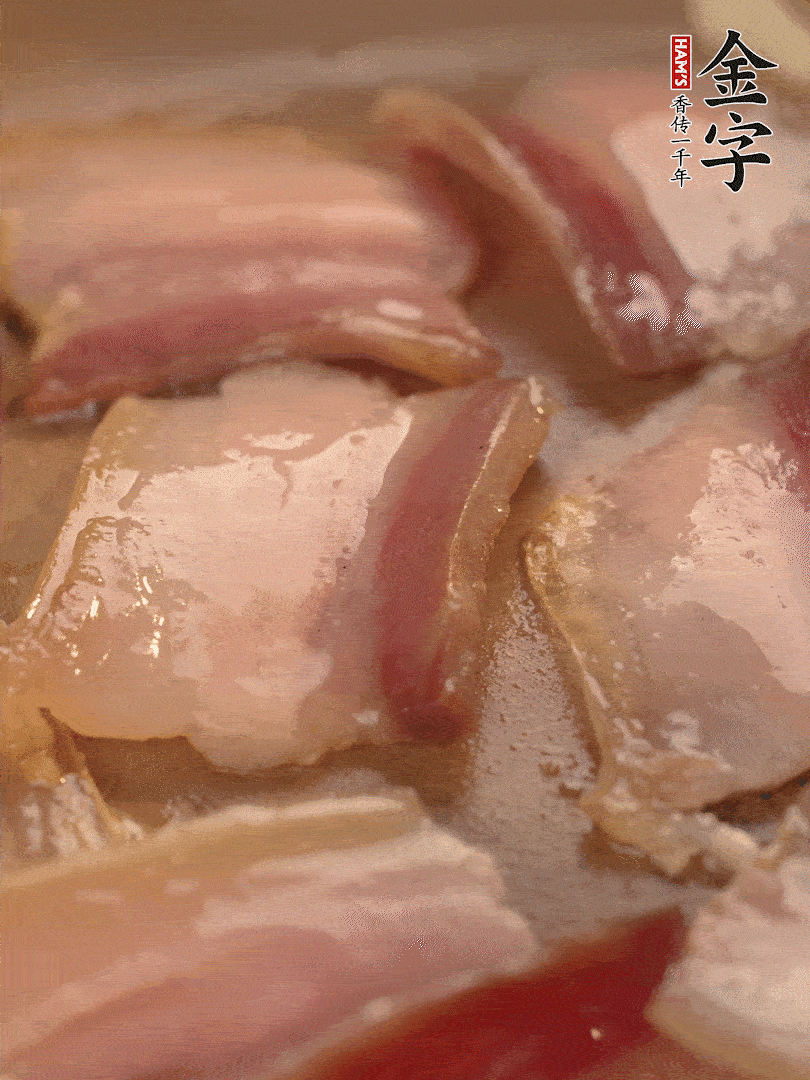 鍋中熱油煸香大蒜、咸肉。