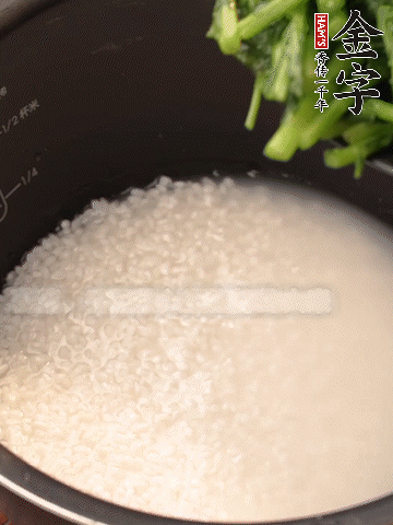 茼蒿、香腸放入浸泡好的大米，水沒過大米半指煮熟。