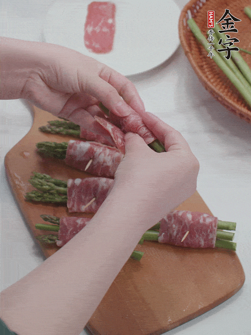 蘆筍切小段，蘆筍段用金字培根火腿卷起。