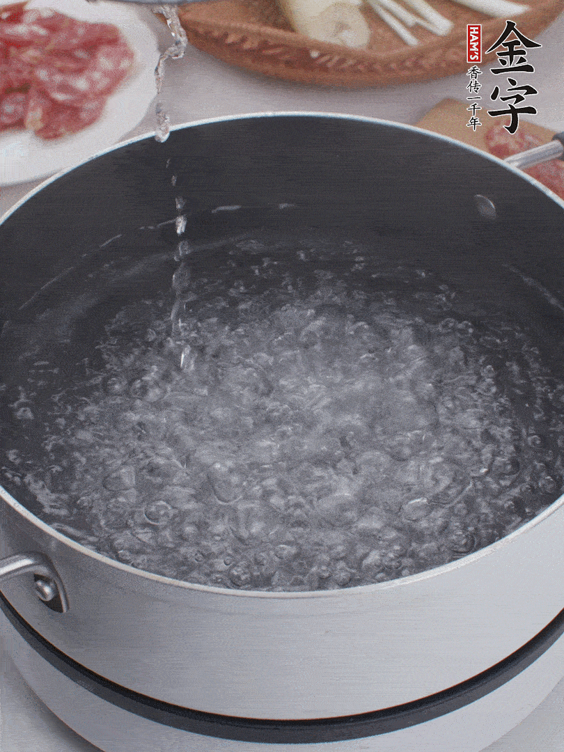 春筍去殼切片，焯水3分鐘。