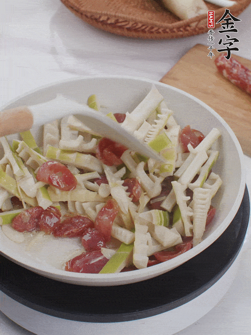 下春筍翻炒均勻，一小撮鹽調(diào)味。