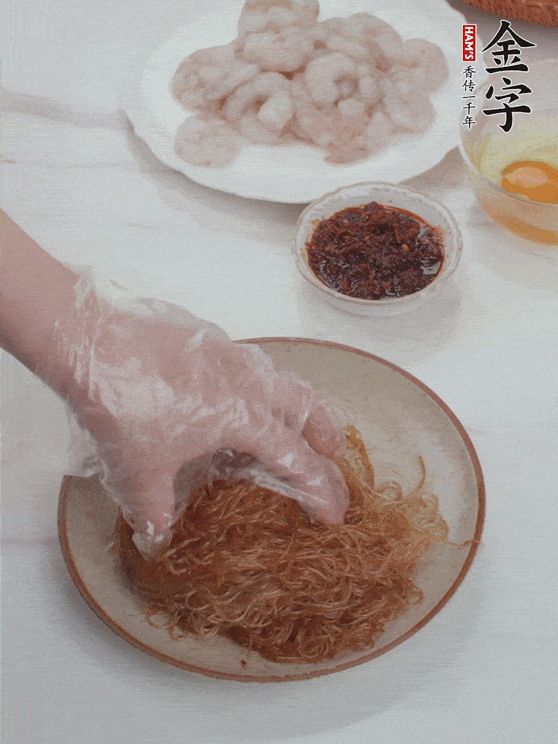 粉絲泡軟后，入沸水煮10秒，撈出后加1/2勺老抽、1/2勺食用油挑松。