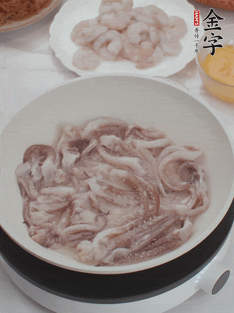蝦仁、魷魚滑油，蛋液炒制半熟。