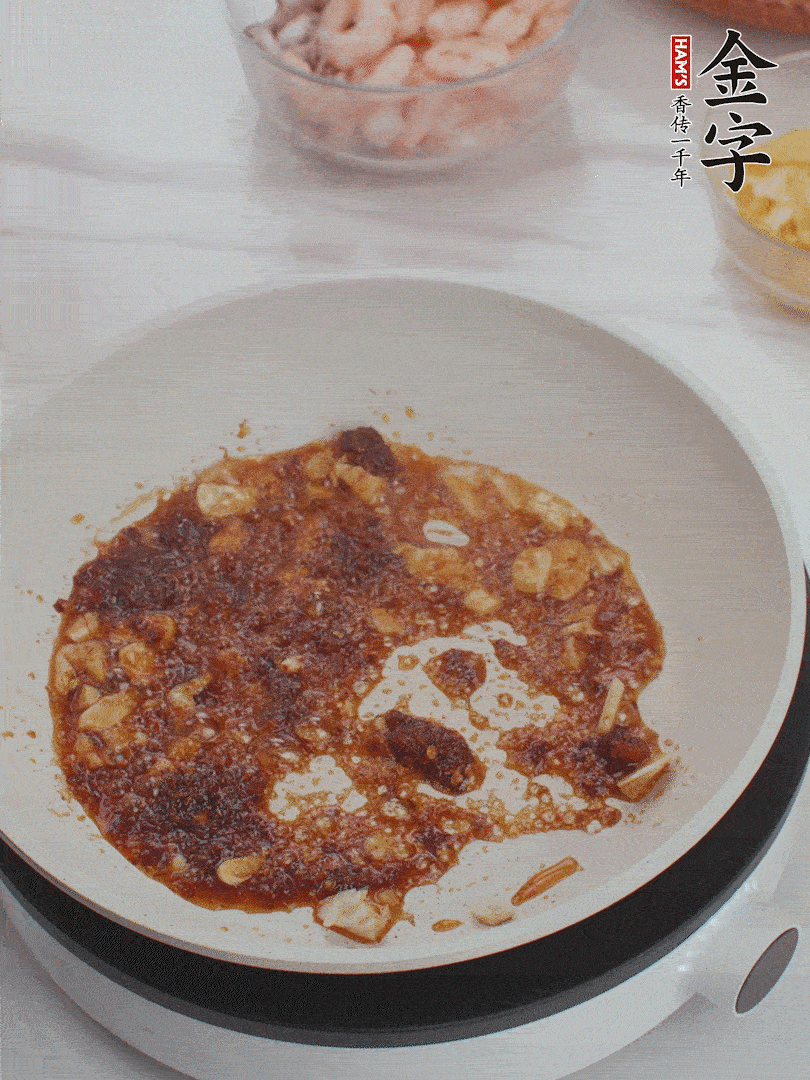 冷鍋熱油，1大勺金字火腿XO醬、蒜末炒香，倒粉絲一起炒。