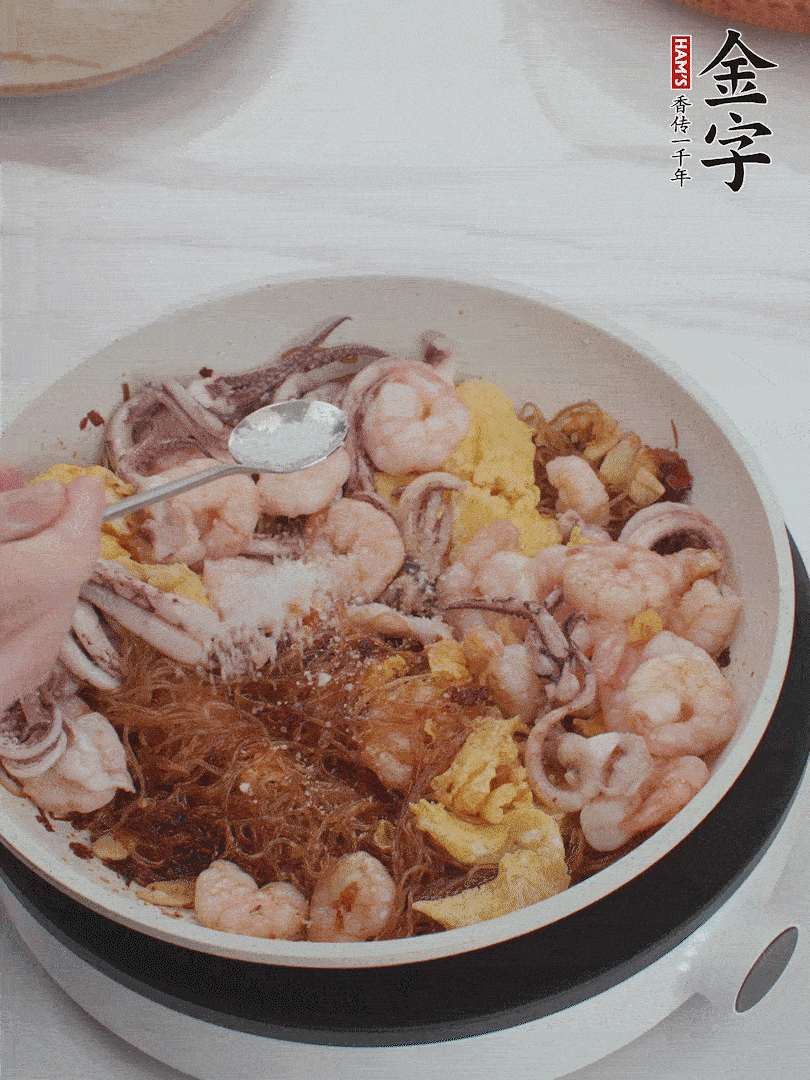 加雞蛋，蝦仁，魷魚混合。