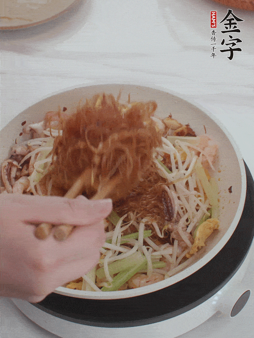 放焯好水的香芹、豆芽翻炒挑松。