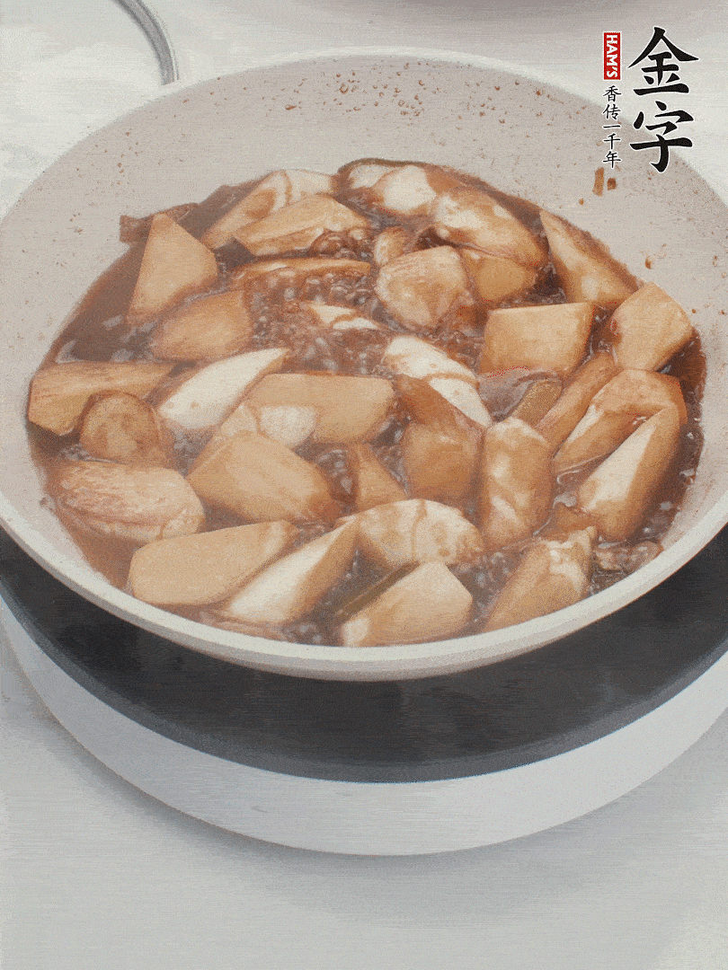 待茭白煸到微微發(fā)黃加入調(diào)好的味汁翻炒。加一小碗清水蓋蓋子燜3-4分鐘。