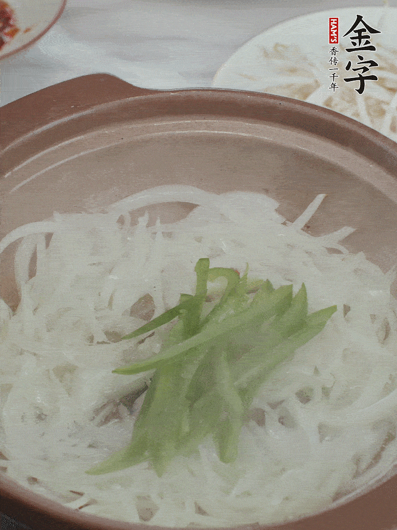 放烏冬面、青紅椒、豆芽。