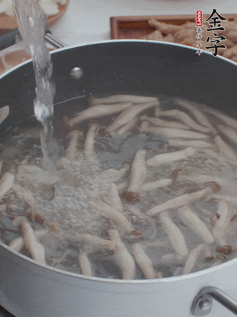 油熱爆香大蔥、蒜末，下蟹味菇炒軟，放清水。