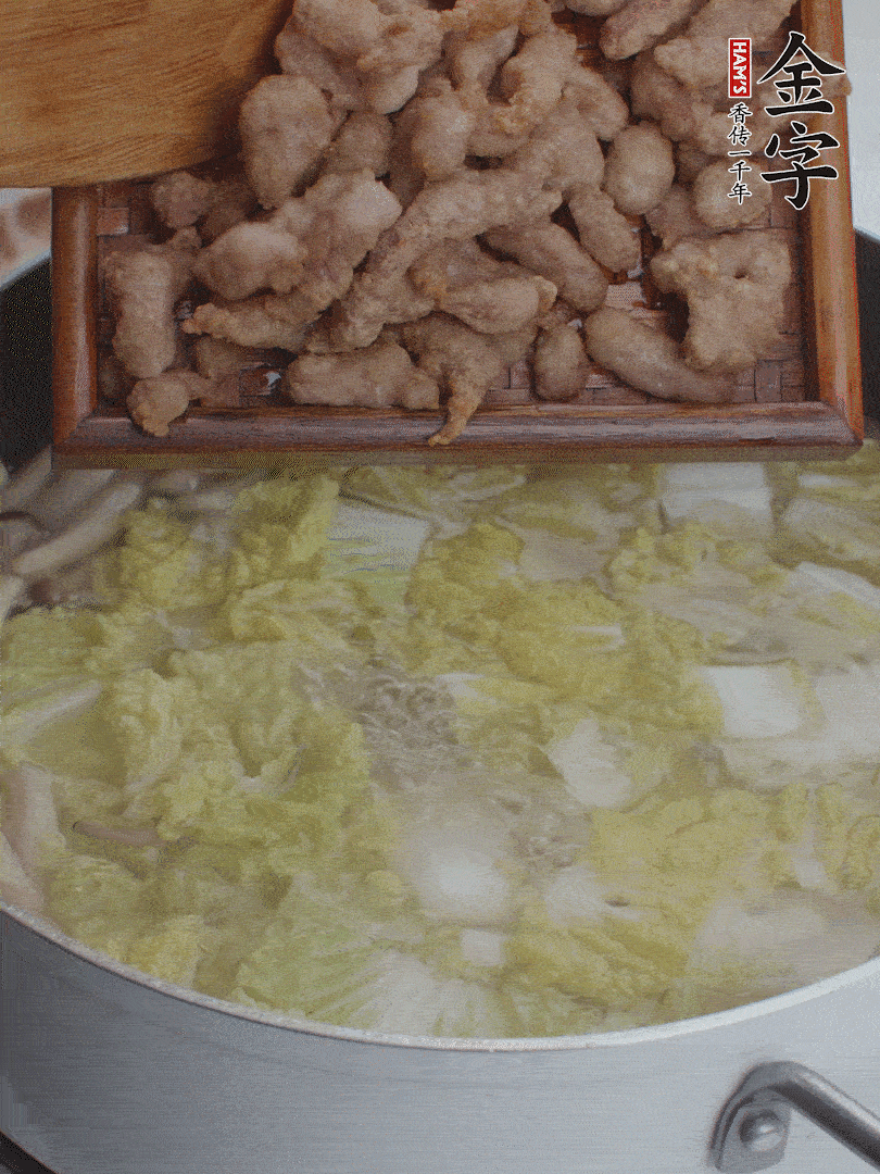 水開(kāi)后煮10分鐘，下娃娃菜、小酥肉煮3分鐘。