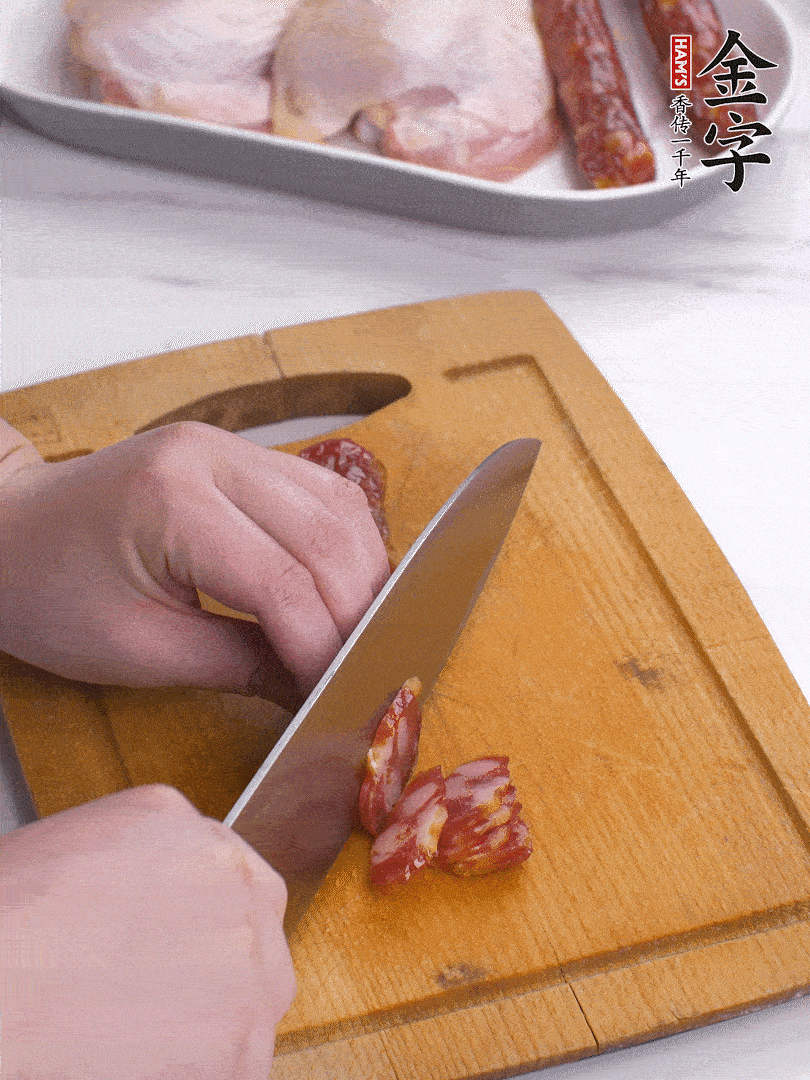 雞大腿去皮去骨切成塊，金字香腸切片，干香菇泡發(fā)切片，小蔥切蔥花。