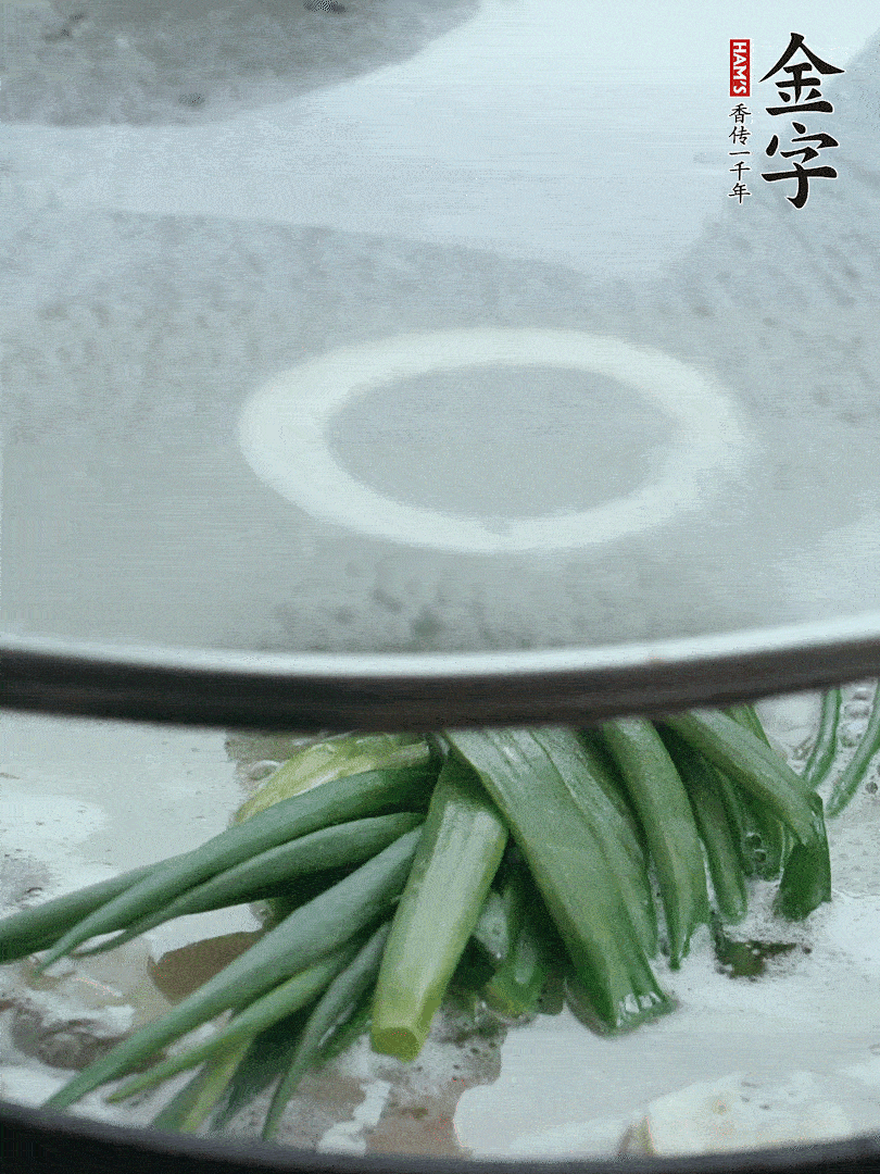 加蔥結(jié)去腥，大火開后中火燒20分鐘。