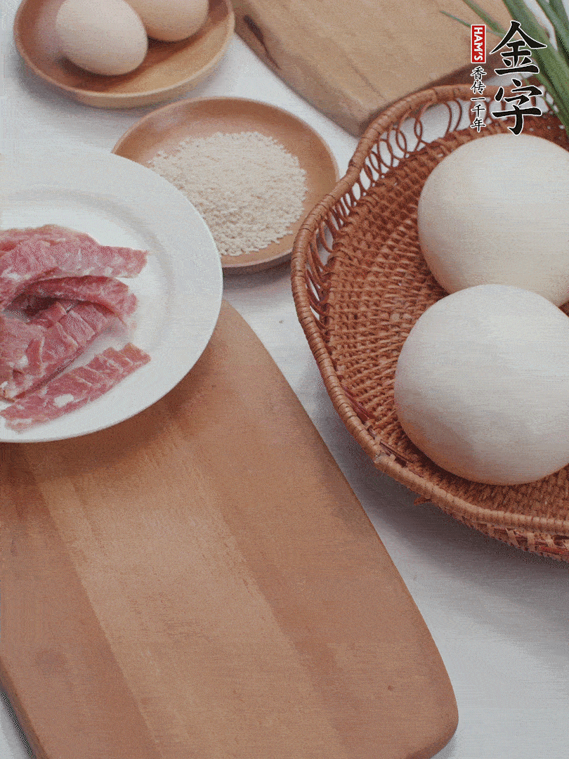 金字培根火腿切小片；饅頭、洋蔥切丁；香蔥切丁。