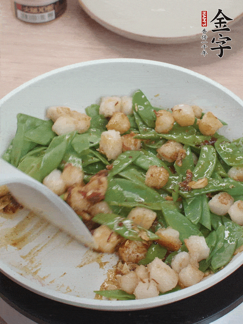 下甜豆莢、鮮貝輕輕翻炒均勻。
