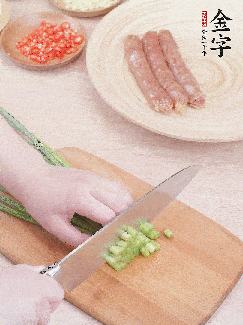 蒜苔切丁，蔥姜蒜切小丁，小米辣切圈。